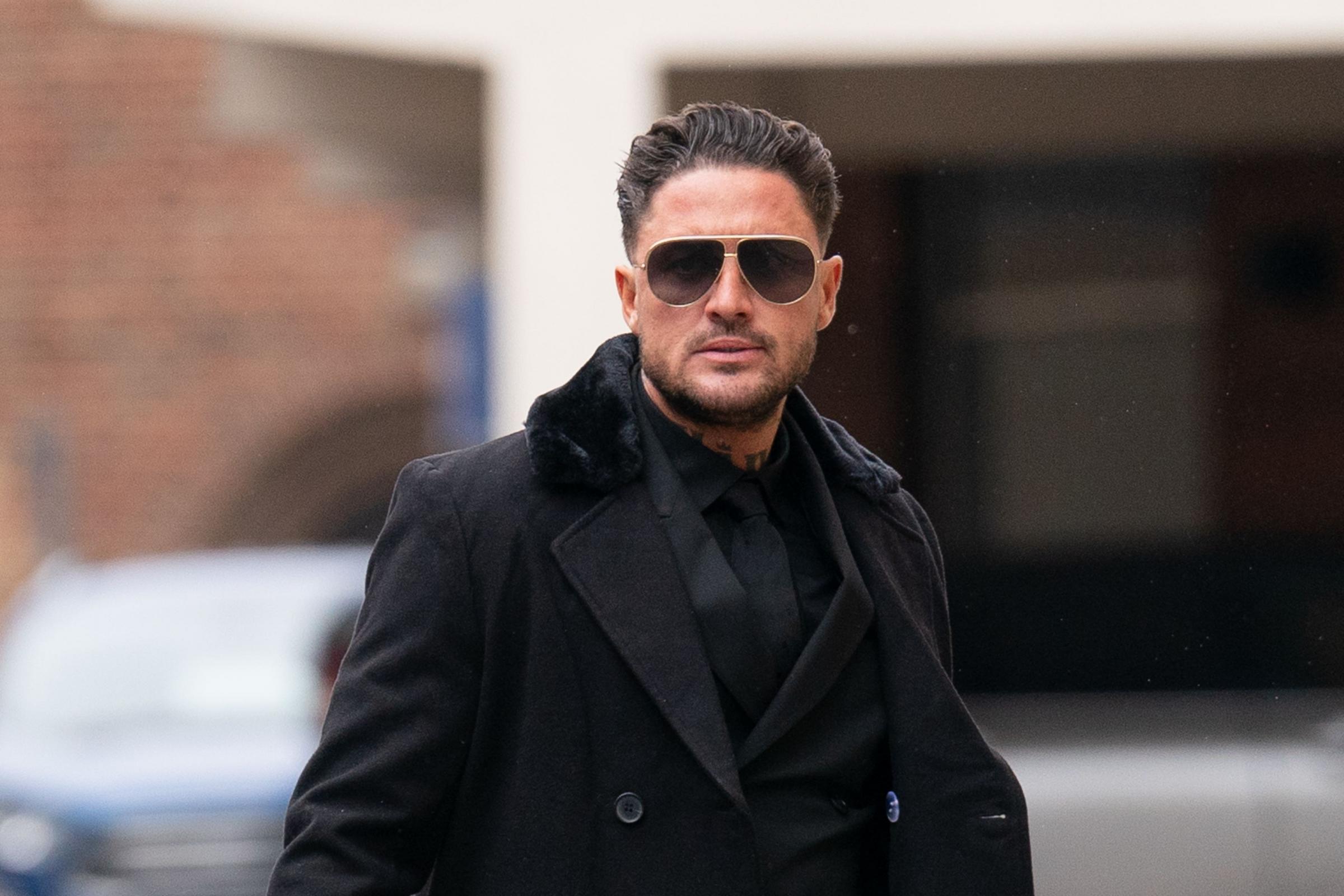 Georgia Harrison stands with victims as Stephen Bear jailed over revenge porn Barrhead News bilde